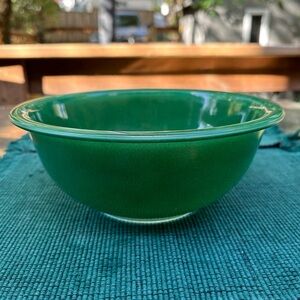 Vintage Pyrex - Green 1.5 Litre glass bowl - 323